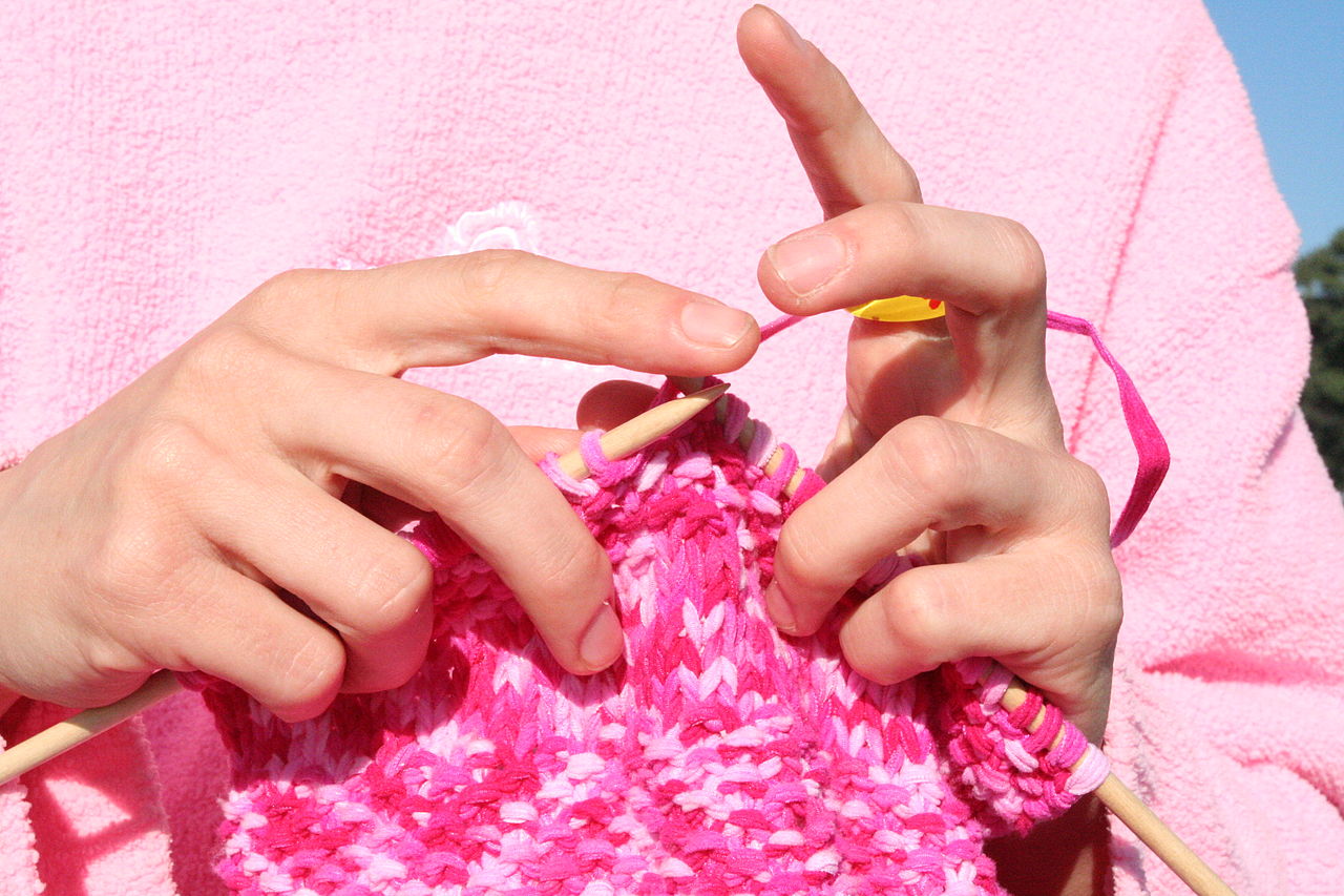 1280px-pink-knitting-in-front-of-pink-sweatshirt