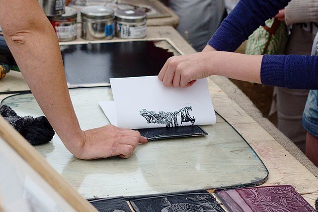640px-printing-using-a-linocut-design